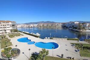 Apartamento moderno con vistas al canal y piscina.- Belvilla by Oyo
