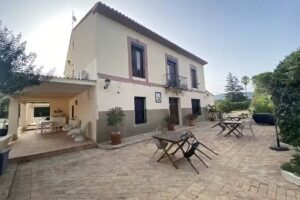 Casa de Los Lirios