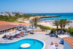 FERGUS Style Carema Beach