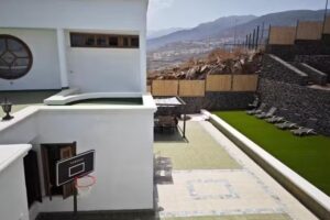 Villa González